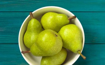pears in a bowl